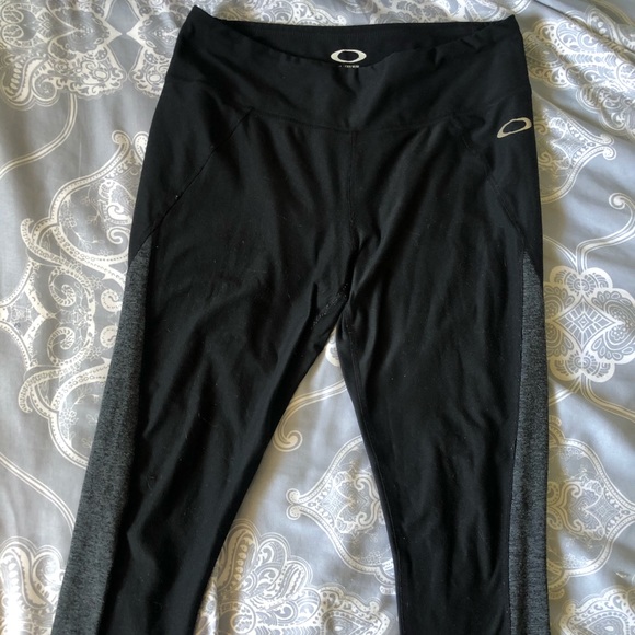 Oakley Capri leggings with Contrast Gray Trim - Picture 2 of 4